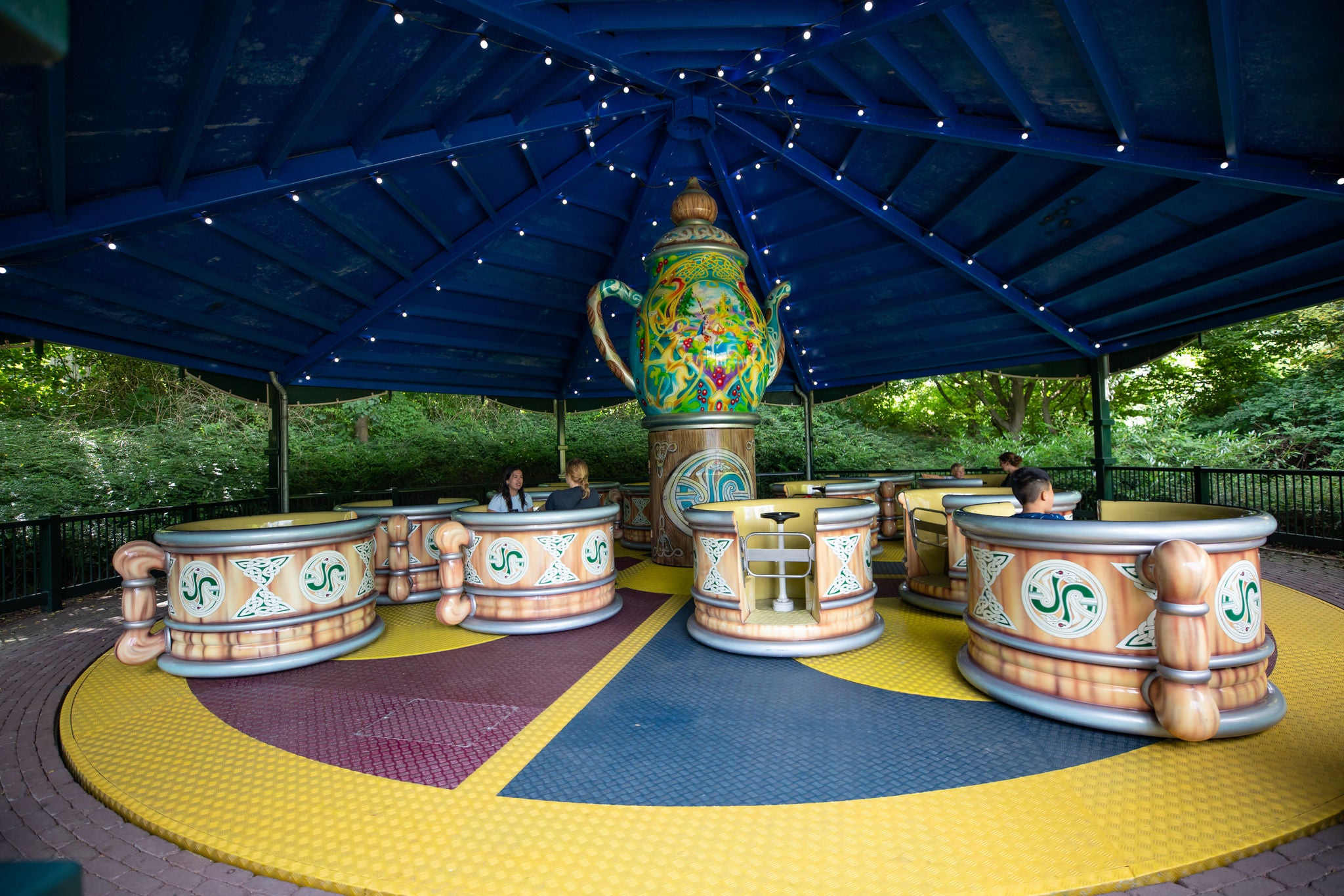 Ga samen in de theekopjes in Walibi Holland.